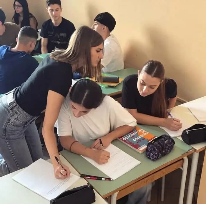 Bu Öğrencinin Üç Eli mi Var? Fotoğrafa Bir Daha Bakın!