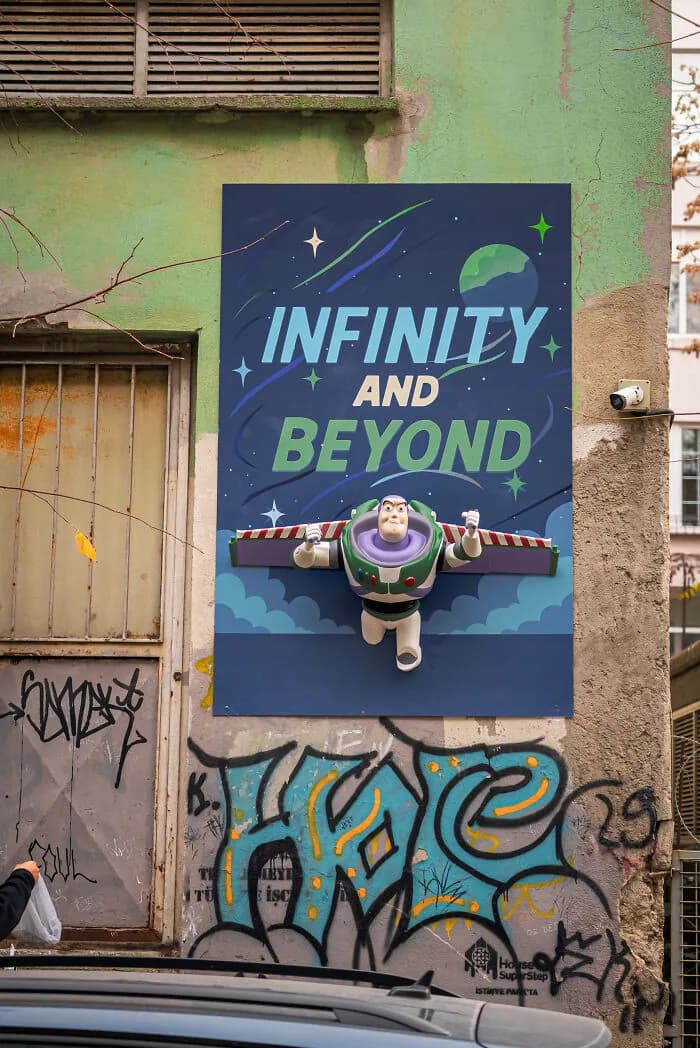 Buzz Lightyear Bu Kez Uzaya Değil Bomonti'ye İnmiş