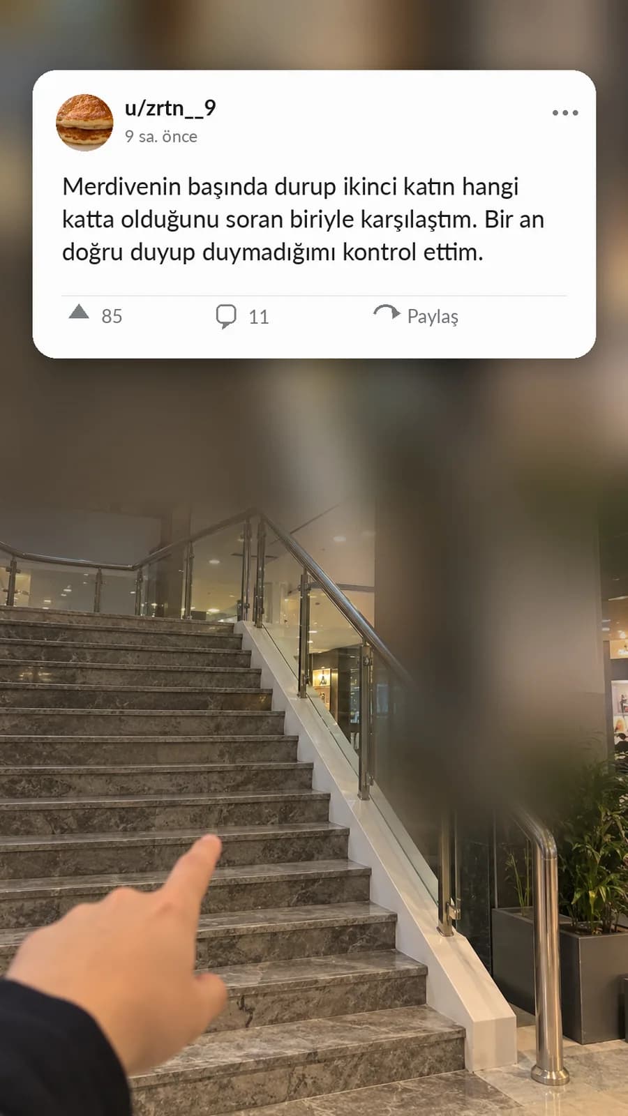 Merdivenlerde İkinci Katın Hangi Katta Olduğunu Soran Kişi