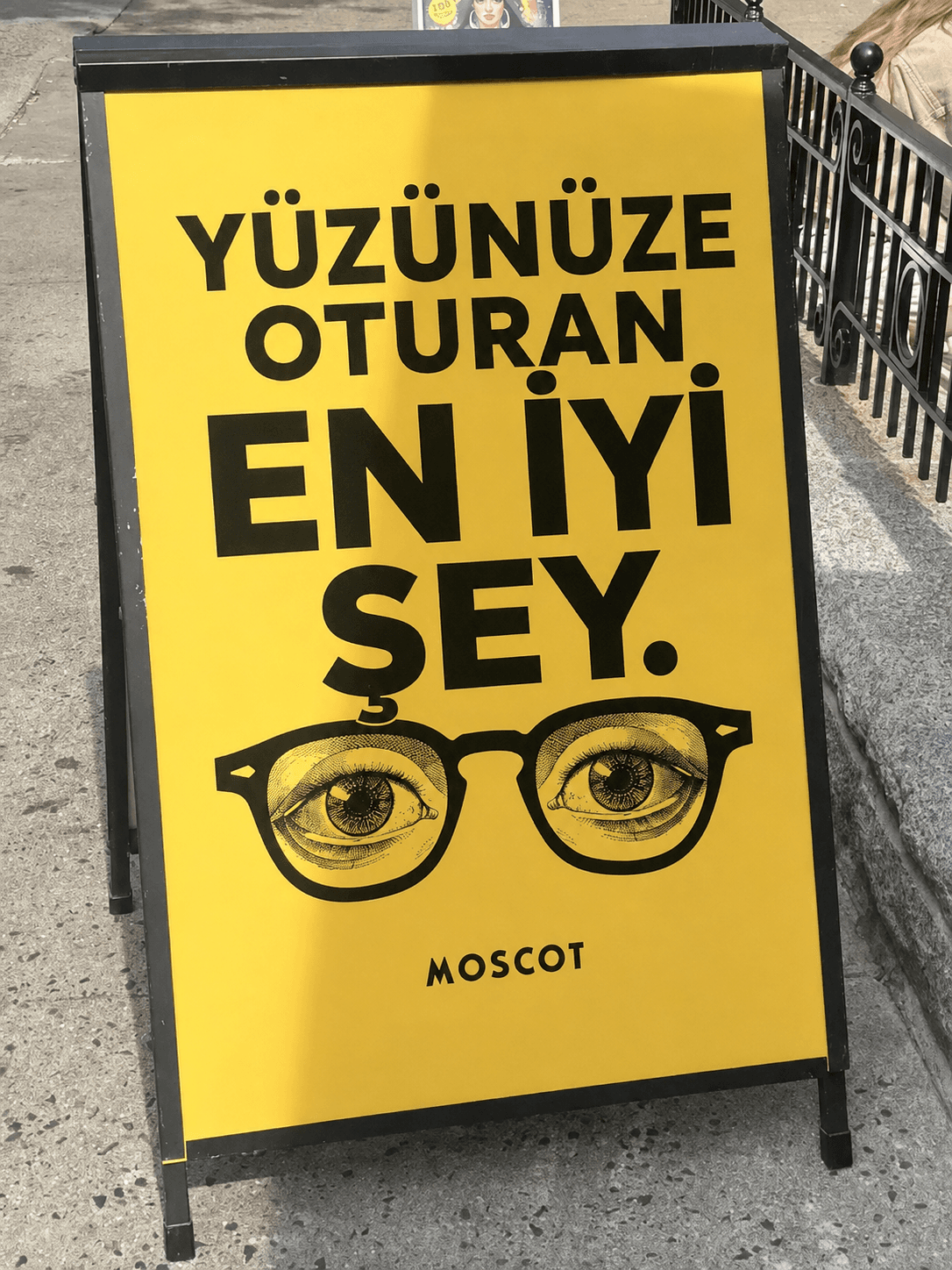Çift Anlamlı Gözlükçü Reklamı