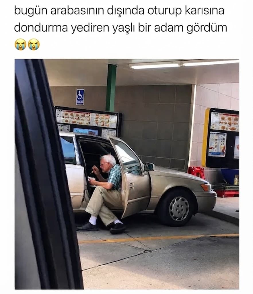 Yaşlı Adam Arabada Otururken Eşine Kaşık Kaşık Dondurma Yedirmesiyle Küçük Bir Sevgi Gösterisi Yaptı
