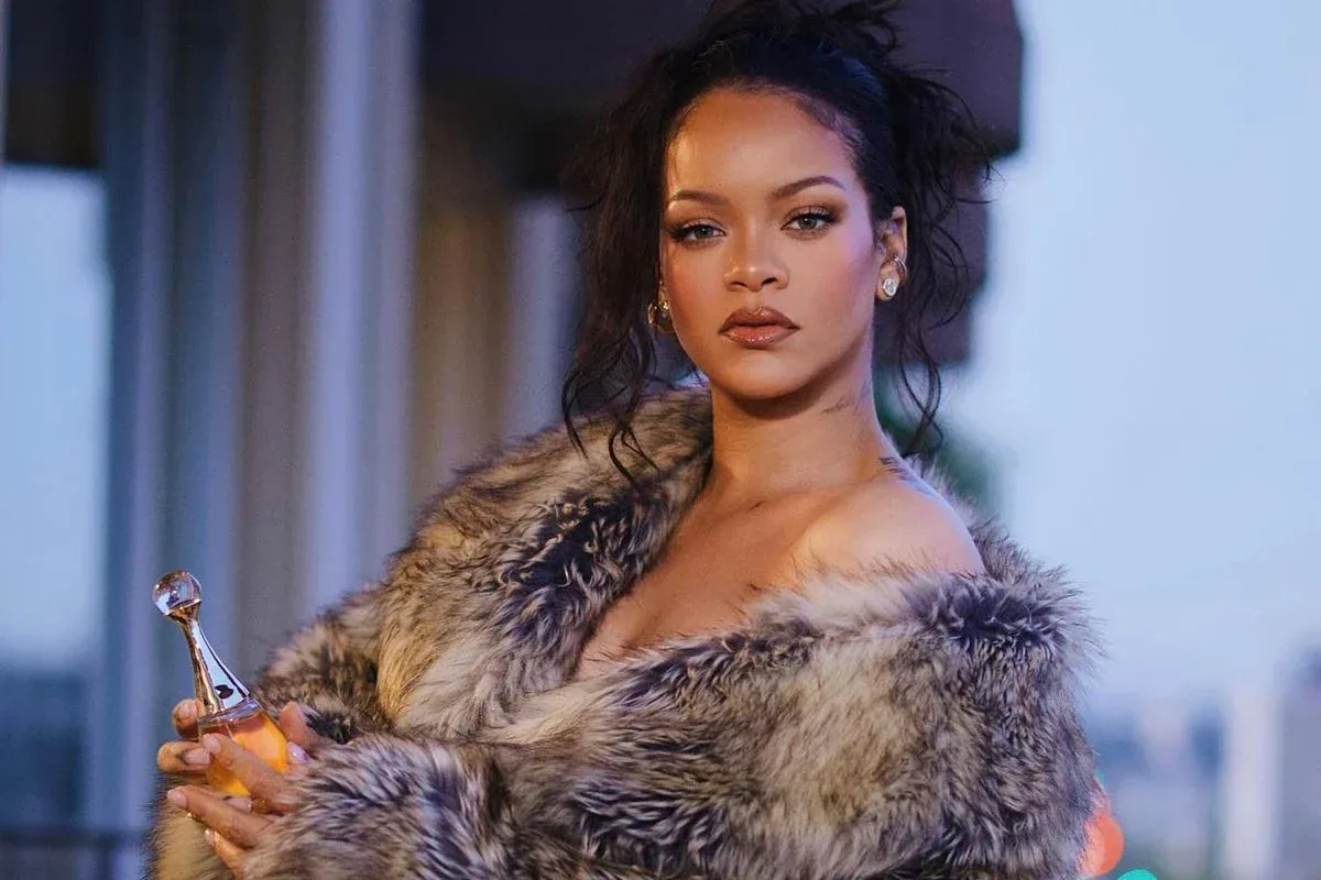 Rihanna Ankara Esenboğa Havalimanı'nı Instagram'da Takip Etmeye Başladı