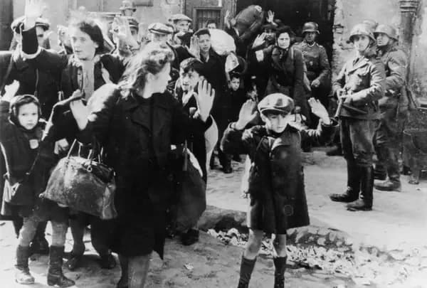 Varşova Gettosu’ndaki Küçük Çocuk Fotoğrafı: Holokost’un Sembolü