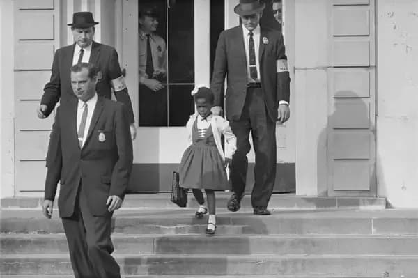 6 Yaşındaki Ruby Bridges, İlk Siyah Çocuk Olarak Okula Federal Koruma Eşliğinde Gitti