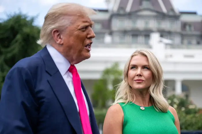 Donald Trump'ın Takım Elbisesindeki Sır İnterneti Salladı: Herkes O Detaya Takıldı!