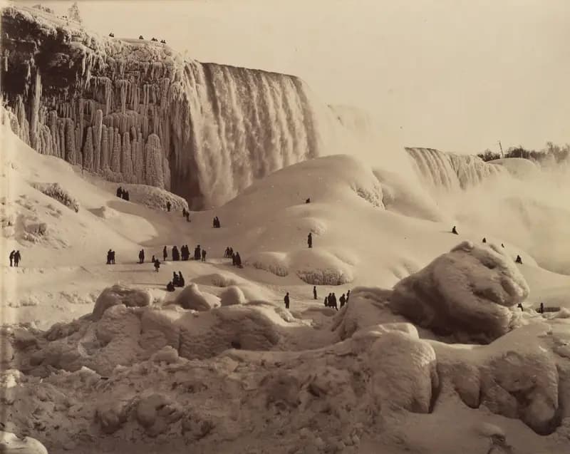 İnsanların Üzerinde Yürüdüğü Donmuş Niagara Şelalesi