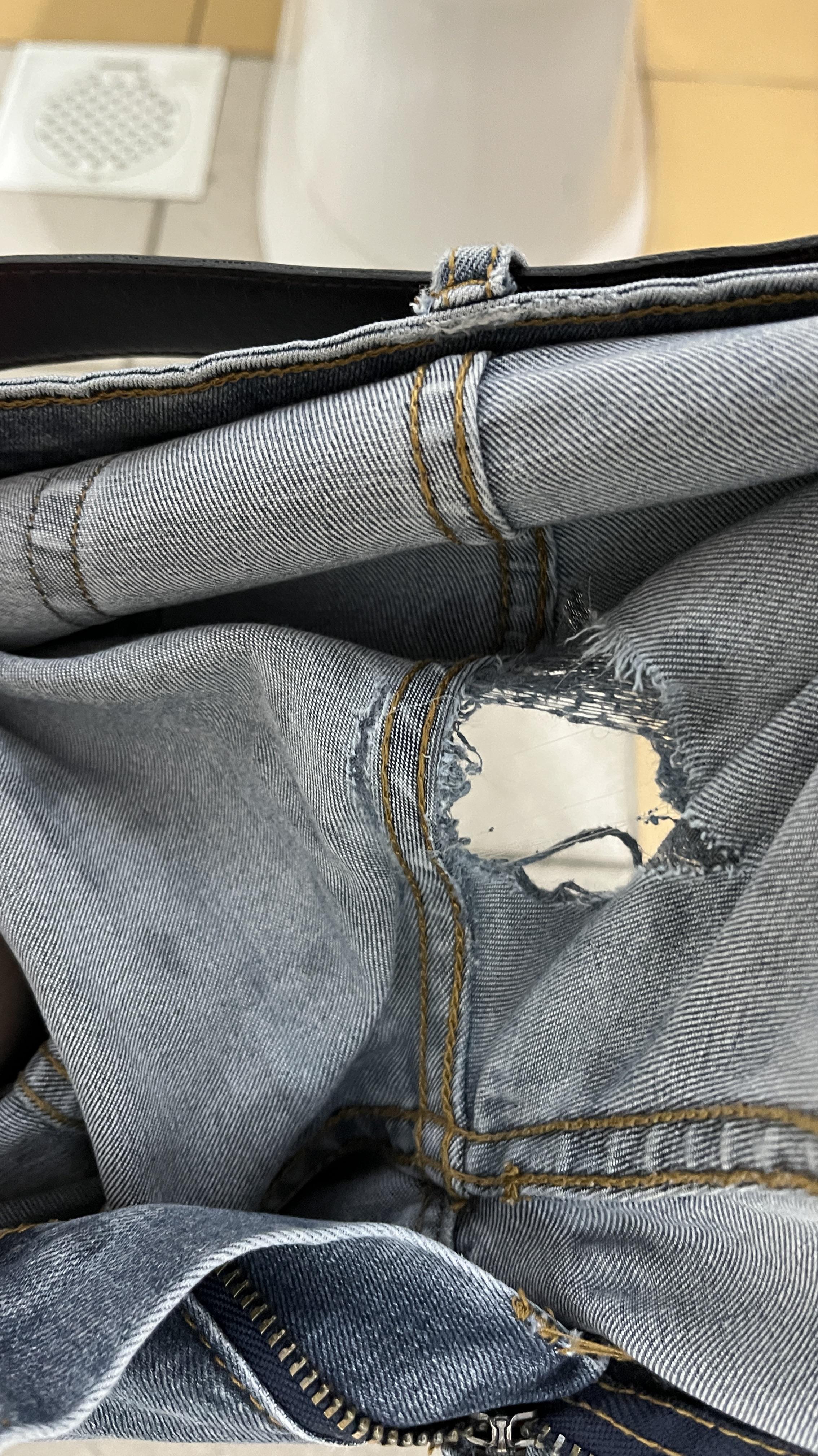 Pantolonunun En Kötü Yeri Yırtıldı