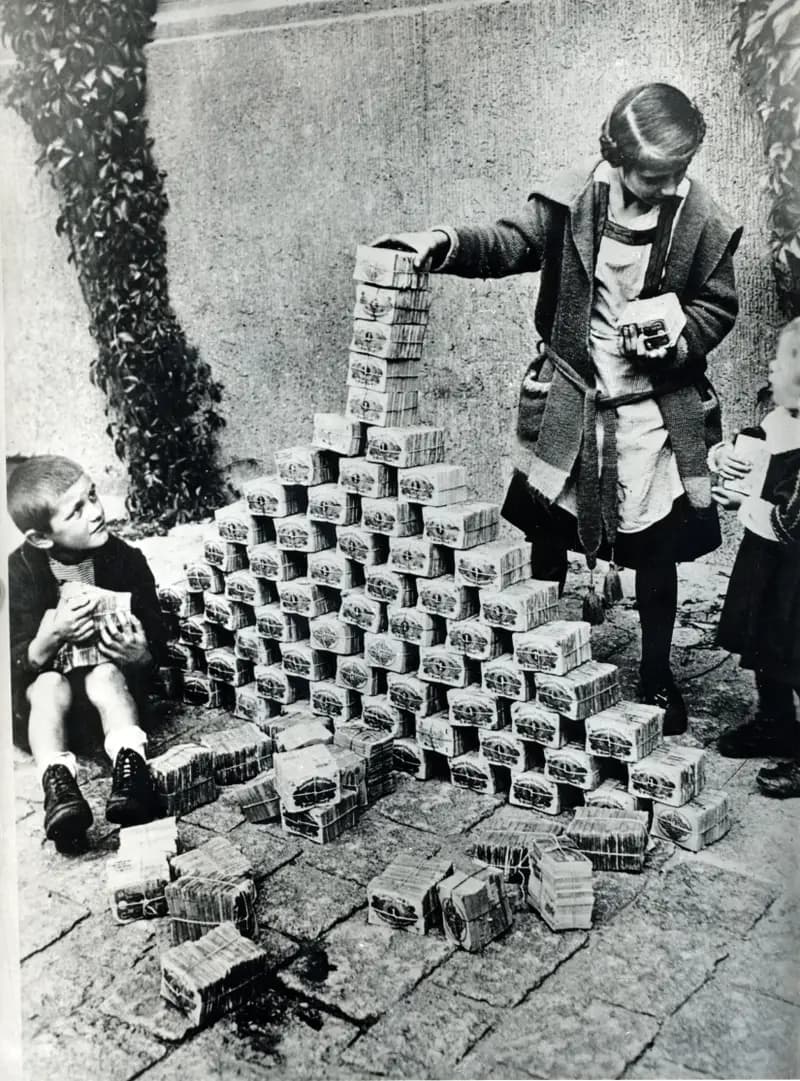 Hiperenflasyon Öyle Kötüydü ki Çocuklar Banknotlarla Oynuyordu