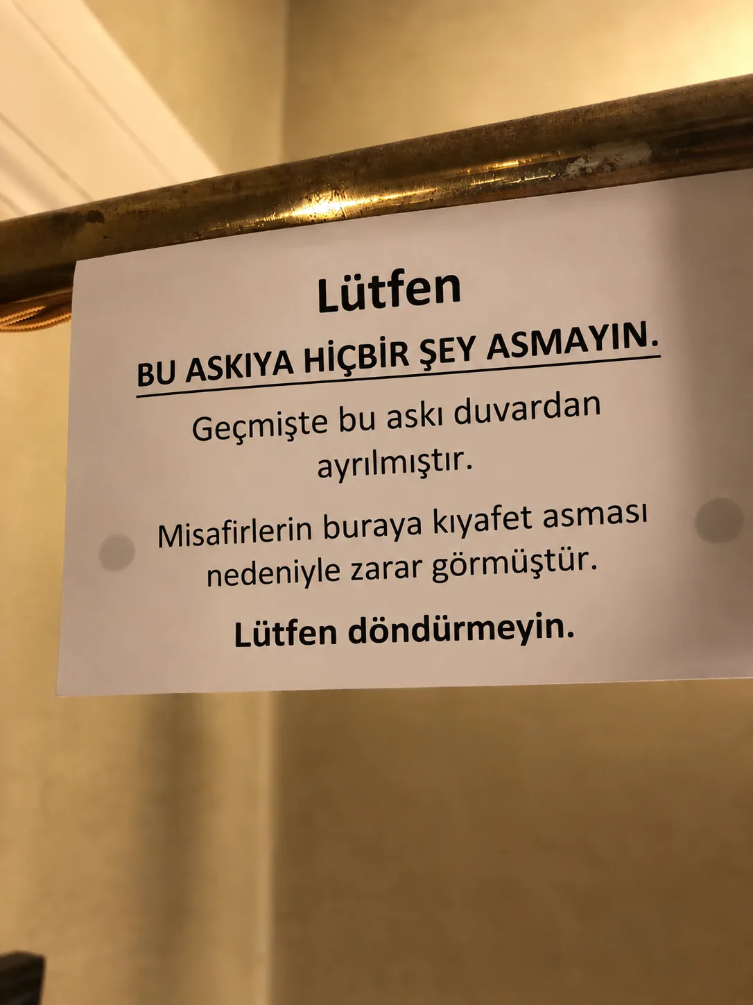 Bu Askılığa Hiçbir Şey Asmayın