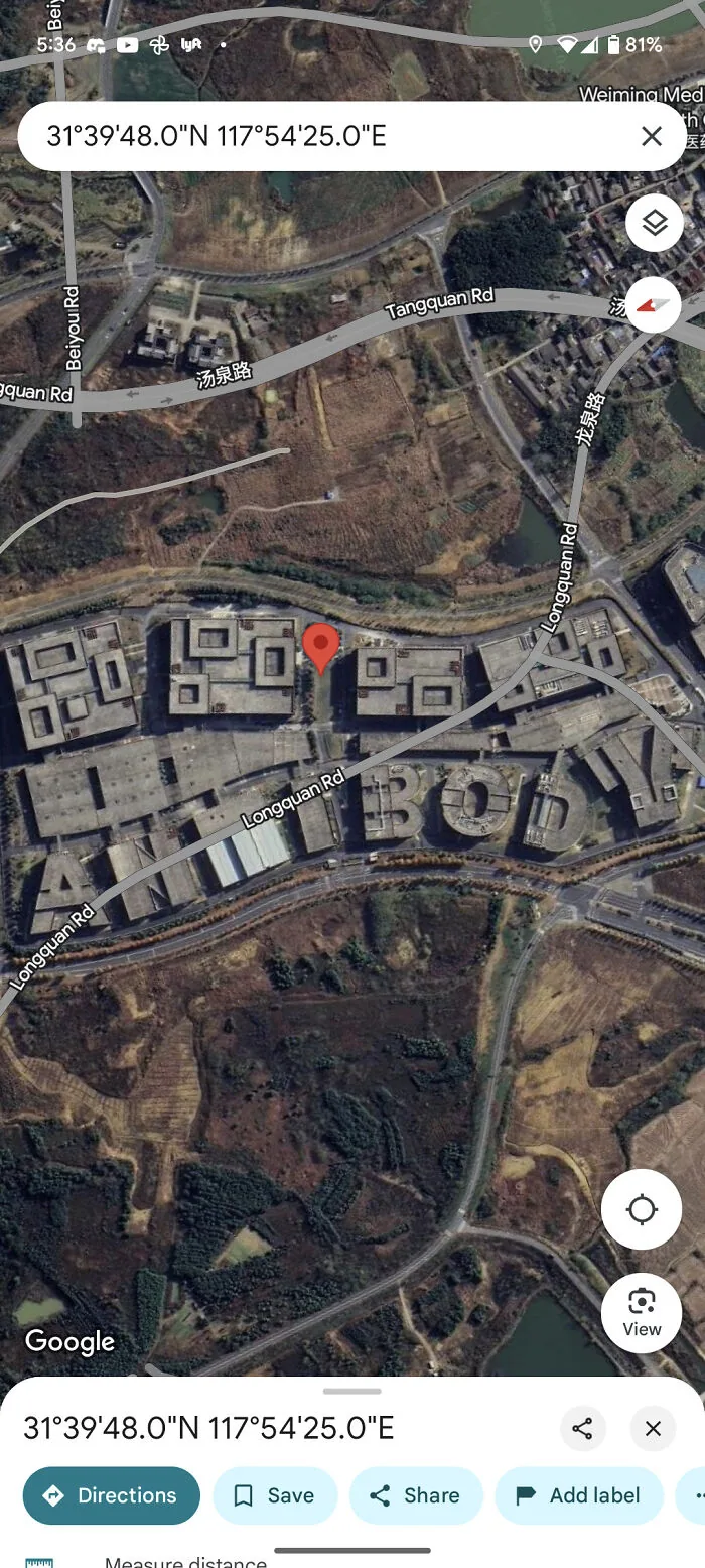 Yukarıdan Bakınca 'ANTIBODY' Yazısı Oluşturan Dev Bina