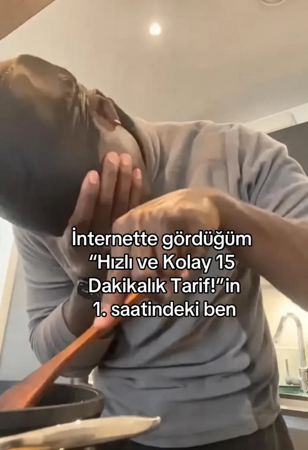 İnternetteki “15 Dakikada Hazır” Tarifi Bir Saat Sonra Hâlâ Yapıyor Olmak