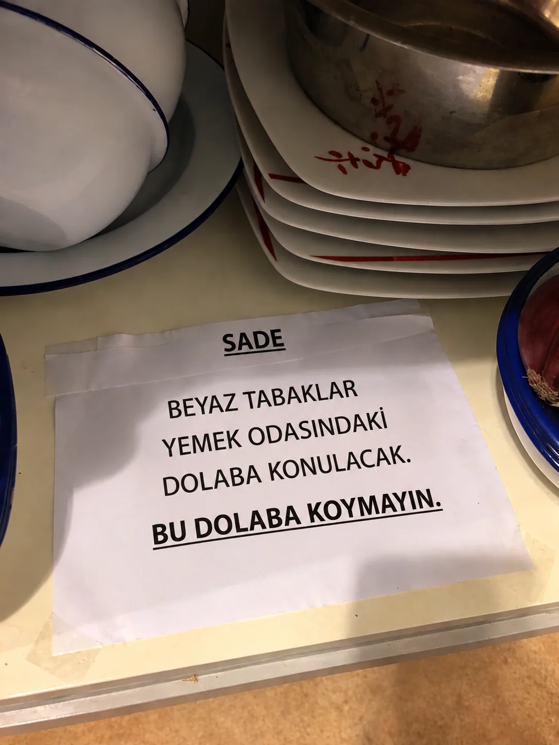 Beyaz Tabaklar Bu Dolaba Konulmuyor
