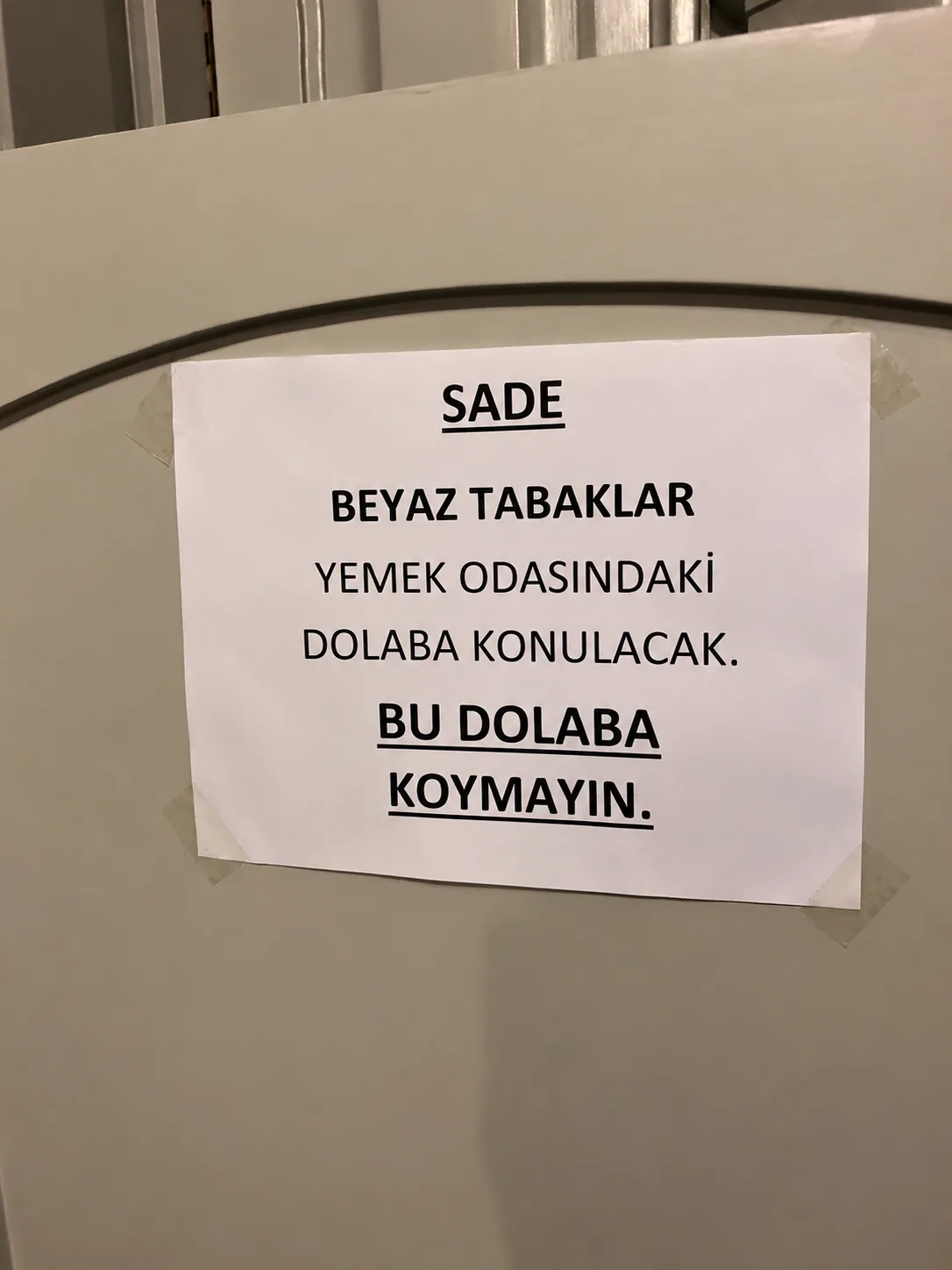 Ve Evet, Dolabın Kapağında da Aynı Uyarı Var