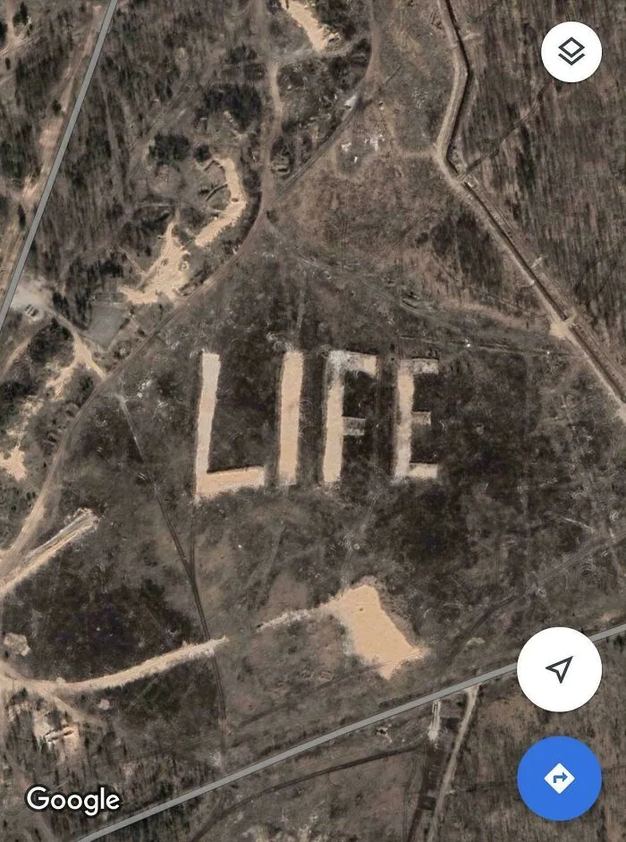 Arazinin Ortasına Devasa 'LIFE' Yazısı