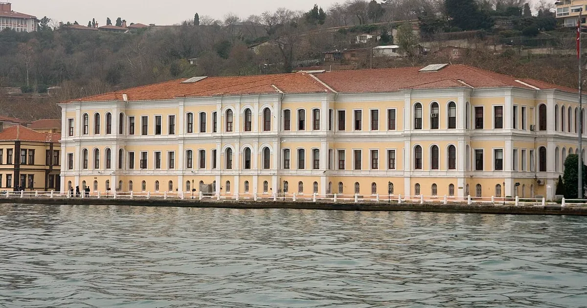 Kabataş Erkek Lisesi, YKS Türkiye Birincilerine TOGG Araç Hediye Etti